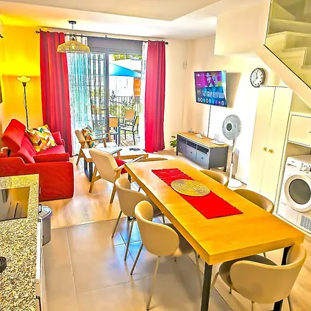 Holiday home Jacuzzi & Pool House W Rooftop Terrace, Garden Bbq *